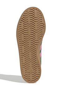 Suola in gomma marrone con un motivo a zig-zag; presenta una tomaia verde con strisce rosa e bianche; finitura testurizzata.