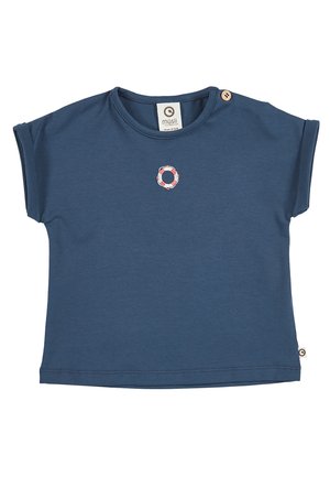 Granatowa koszulka dla dziecka z krótkim rękawem z małym czerwono-białym symbolem koła ratunkowego umieszczonym centralnie pod linią szyi oraz drewnianym guzikiem na ramieniu.