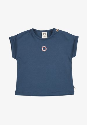 Granatowa koszulka dla dziecka z krótkim rękawem z małym czerwono-białym symbolem koła ratunkowego umieszczonym centralnie pod linią szyi oraz drewnianym guzikiem na ramieniu.