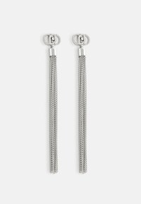 Orecchini a goccia in argento con un design ad anello. Catene metalliche testurizzate pendono sotto uno stud circolare con un bordo di perline.