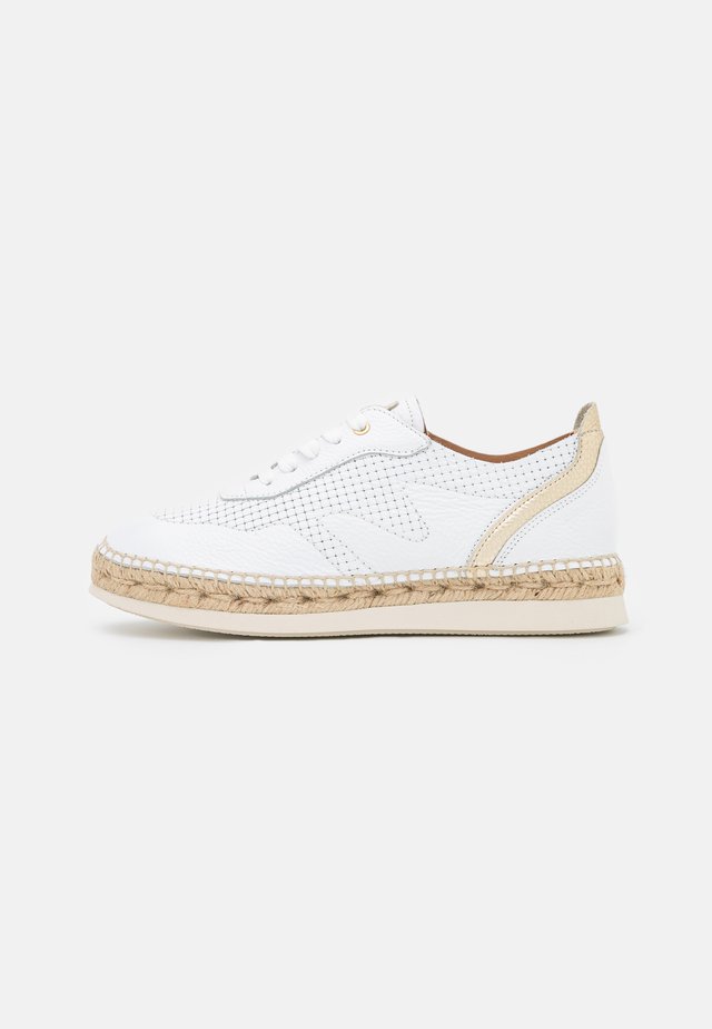 SINTRA - Casual lace-ups - weiß/gold