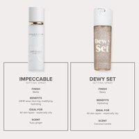 Twee setting sprays: "Impeccable" in een matte witte fles met gouden accenten, en "Dewy Set" in een doorzichtige glanzende fles.