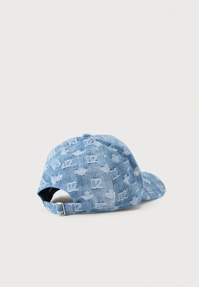 Casquette en denim bleu avec une couronne arrondie et une visière pré-courbée. Présente un motif répétitif de logos, une sangle ajustable à l'arrière et un tissu texturé.