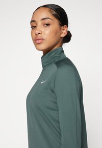 Nike Performance DRI-FIT PACER - Majica z dolgimi rokavi - vintage green/reflective silver