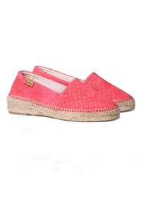 Korallrosa espadriller i mocka med perforerade detaljer, en sula av jute-rep och en platt design för en bekväm passform.