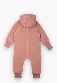 Rustrød heldrakt laget av mykt stoff, med hette, lange ermer og ribbestrikkede mansjetter. Enkelt design med en glatt tekstur.