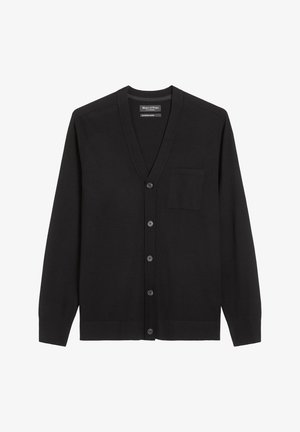 Zwarte cardigan van zachte stof, met een V-hals, knoopsluiting aan de voorkant, lange mouwen en een enkele borstzak. Soepele textuur, klassiek ontwerp.