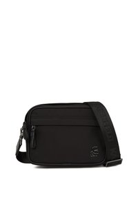 Borsa a tracolla nera rettangolare con tasca frontale con zip, tracolla regolabile con marchio e piccolo emblema laterale.