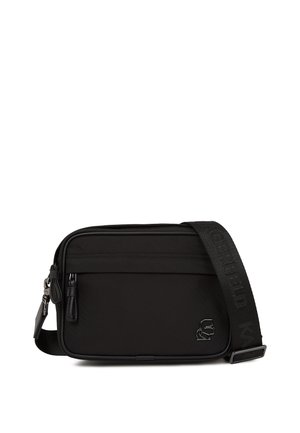 Borsa a tracolla nera rettangolare con tasca frontale con zip, tracolla regolabile con marchio e piccolo emblema laterale.