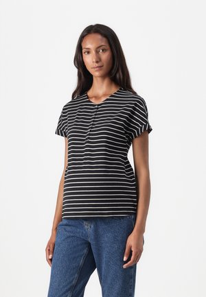 Svart- og hvitstripete T-skjorte med kort erme og rund hals, med en knappdetalj foran. Sammen med blå denimjeans.
