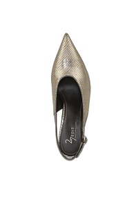 Puntige slingback schoen in metallic goud met een gestructureerd slangenhuidpatroon. Zwarte binnenkant en verstelbare enkelband detail.