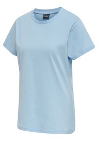 Lysblå bomulds t-shirt med klassisk rund hals, korte ærmer og en afslappet pasform. Har stitched hems og et mærke på kraven.