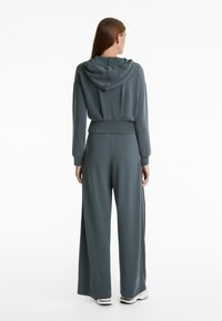 OYSHO SOFT TOUCH CROP HOODED WITH FITTED WAIST - Felpa con cappuccio - mottled grey