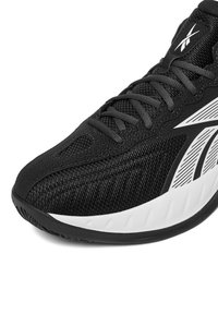 Czarne buty sportowe z materiałem wierzchnim o fakturze i białymi akcentami. Posiadają sznurowany fason, wyściełany kołnierz oraz elastyczną podeszwę.