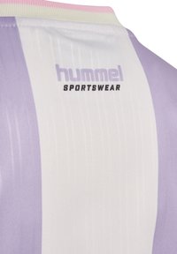 Lila och vit Hummel sporttröja med vertikala ränder och ribbad textur; har logotyp i ljuslila och svart på baksidan.