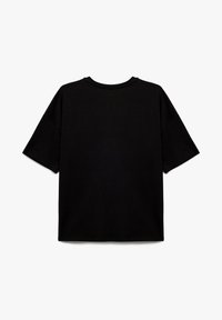 Camiseta de algodón negra con mangas cortas, escote redondo y corte relajado. Textura suave sin patrones ni detalles visibles.