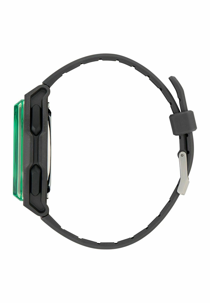 Zwart digitaal polshorloge met een groen verlicht display, twee zijknoppen en een verstelbare siliconen band met een metalen gesp.