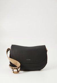 Schwarze Leder-Umhängetasche mit gewölbter Klappe, strukturierter Oberfläche und einem kontrastierenden beigen Riemen mit auffälligem Muster.