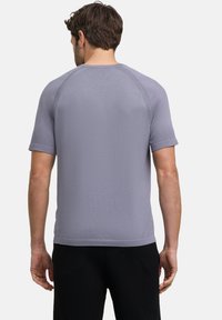 Korte mouwen sportshirt in lichtgrijs, van textuurgebreid stof. Heeft een ronde hals, raglanmouwen en afgewerkte zomen.