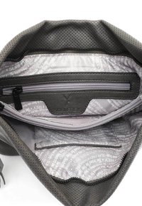 Šedý texturovaný interiér tašky se zipovou kapsou, s hladkou podšívkou obsahující opakovaný vzor textu "SURF". Vyrobeno z odolných materiálů.