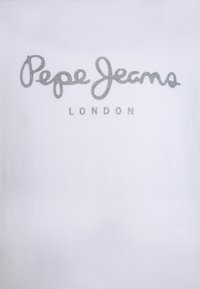 Biała bawełniana koszulka z logo w srebrnym brokacie, na którym znajduje się napis "Pepe Jeans LONDYN" w kursywie. Miękka tekstura bez widocznych wzorów.