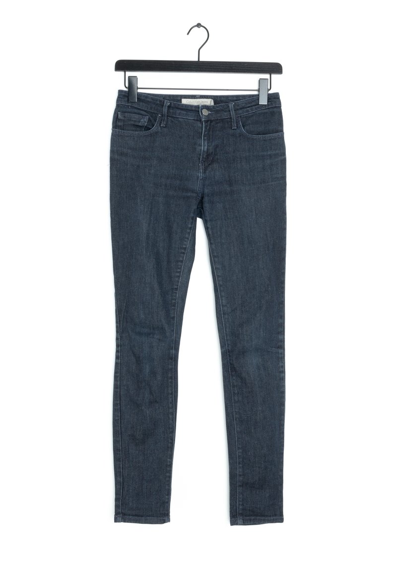 Vaqueros ajustados de color azul oscuro, elaborados en denim, con un diseño de cinco bolsillos, cierre de cremallera y pasadores para cinturón. Textura suave con un desvanecimiento mínimo.