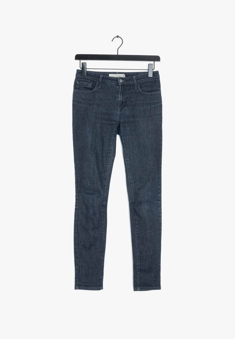 Vaqueros ajustados de color azul oscuro, elaborados en denim, con un diseño de cinco bolsillos, cierre de cremallera y pasadores para cinturón. Textura suave con un desvanecimiento mínimo.