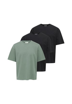 Drie T-shirts met korte mouwen en ronde hals, van voren naar achteren gerangschikt, één lichtgroene vooraan en twee zwarte achteraan, op een witte achtergrond.