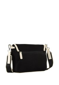 Čierna crossbody taška z látky s krémovými akcentmi, obsahujúca zipsovú prednú kapsu, nastaviteľný popruh a strieborné kovanie.