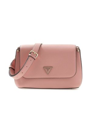 Sac bandoulière en cuir rose texturé avec sangle ajustable et logo triangulaire en métal de Guess sur le rabat, posé sur un fond blanc.