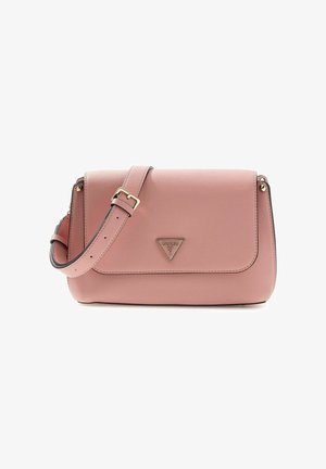 Sac bandoulière en cuir rose texturé avec sangle ajustable et logo triangulaire en métal de Guess sur le rabat, posé sur un fond blanc.