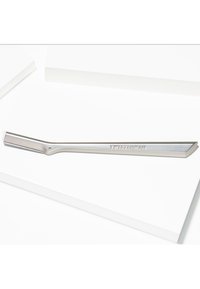 Rustfrit stålfjerværktøj til ansigtshår med et let buet håndtag og Tweezerman-mærket indgraveret på siden.