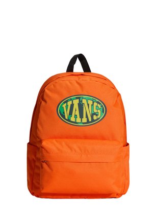 Oranger Rucksack mit einer vorderen Reißverschlusstasche und schwarzem Griff, mit einem grünen und gelben ovalen Vans-Logo an der oberen Vorderseite.
