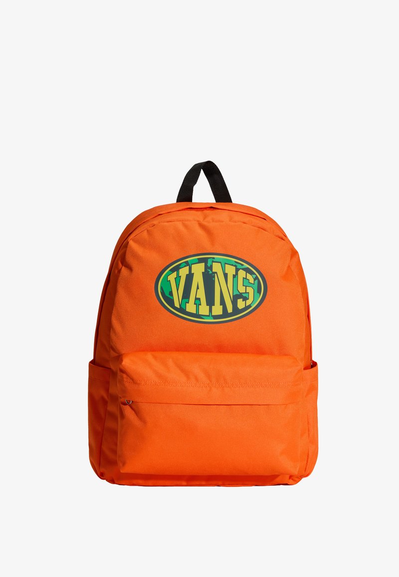 Oranje rugzak met een voorvak met ritssluiting en een zwart handvat, met een groen en geel ovaal Vans-logo aan de bovenkant vooraan.