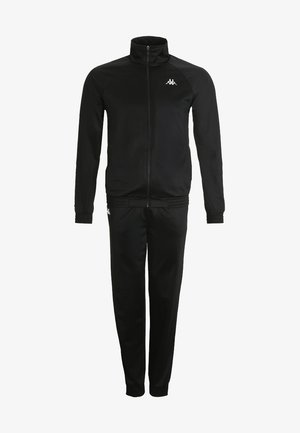 Trening negru din material neted, cu jachetă cu fermoar și guler înalt, și pantaloni asortați cu manșete torsadate. Logo pe piept și pe lateral.