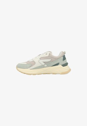 Lichtgroene en beige sport sneaker met een mesh bovenkant, suède accentueringen, een gestructureerde rubberen zool en een trekhaak aan de hiel.
