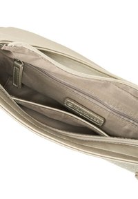 Bolso de mano beige claro con cierre de cremallera, que cuenta con un exterior suave y un interior texturizado, incluyendo dos compartimentos y un pequeño bolsillo con cremallera.