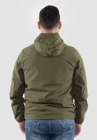 Olivgrüne, leichte Jacke mit Kapuze, aus wasserabweisendem Material. Verfügt über elastische Bündchen und ein einfaches, stromlinienförmiges Design.