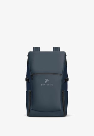 Mochila azul marino con un acabado texturizado, que cuenta con un bolsillo con cremallera en la parte delantera, correas ajustables y un logo en la parte frontal. Forma rectangular delgada.