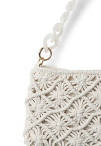 Borsa macramé bianca con un design floreale testurizzato, dotata di accessori in oro e una tracolla trasparente.