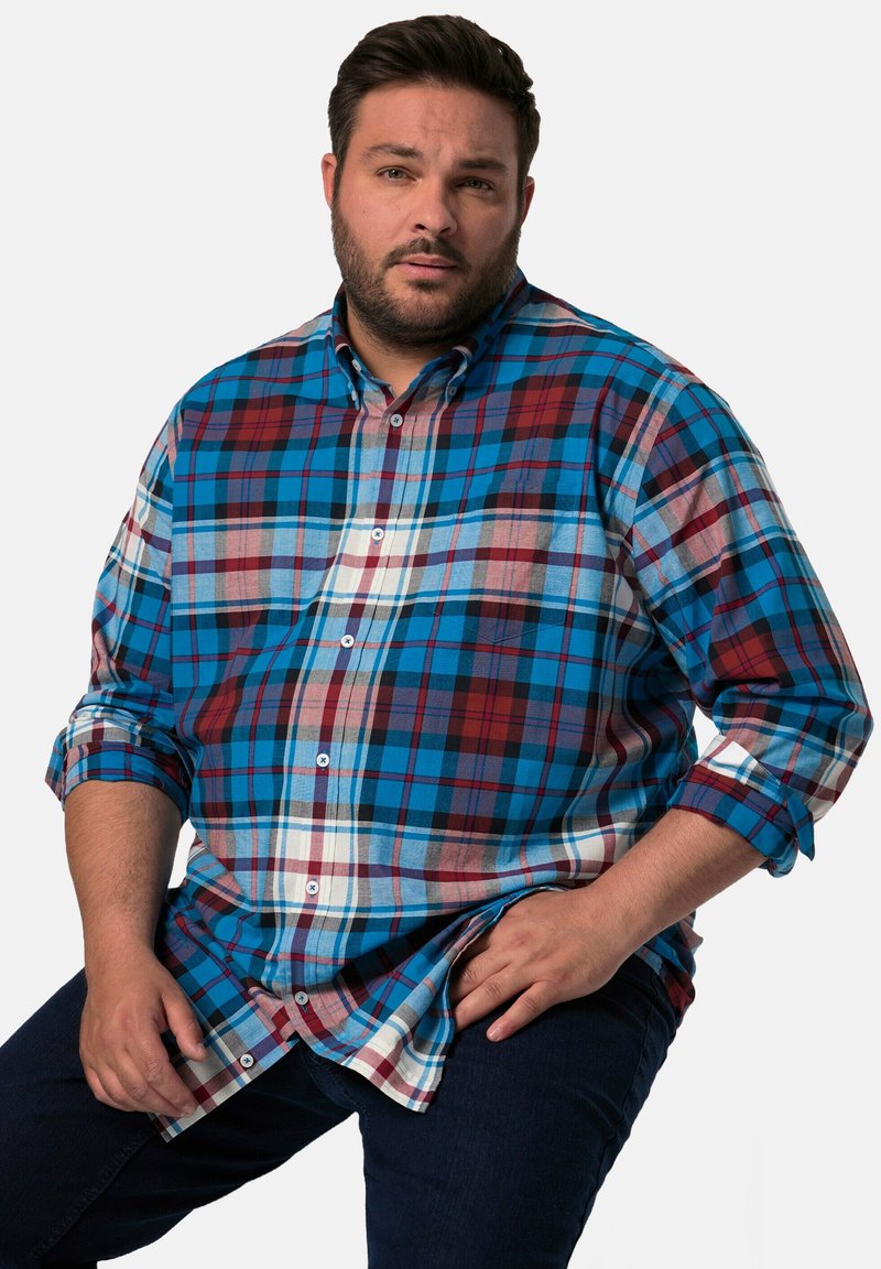 Camisa de cuadro azul, roja y blanca con botones, de manga larga, con el cuello y los puños arremangados. Tela de algodón suave con un corte relajado.