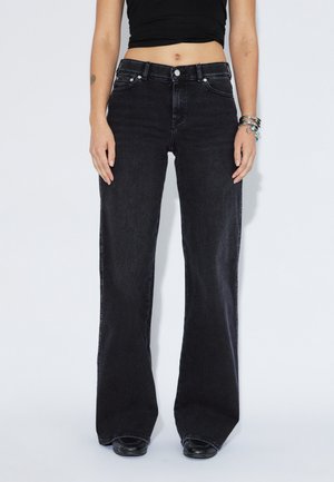 Czarne jeansy o szerokich nogawkach wykonane z denimu, z wysokim stanem, przednimi kieszeniami oraz klasycznym, pięciokieszeniowym krojem. Gładka tekstura z delikatnym połyskiem.