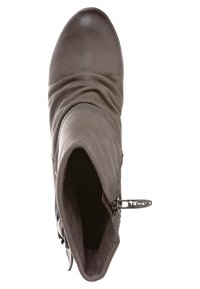 Botín de cuero gris hasta el tobillo con parte superior fruncida, punta ligeramente afilada y adorno de cremallera con una pequeña etiqueta. Textura suave, diseño elegante.