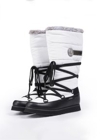 Bottes isolées blanches avec semelle en caoutchouc noir, lacets noirs et garniture en fausse fourrure grise. Présente un logo rond et un design de panneaux cousus.