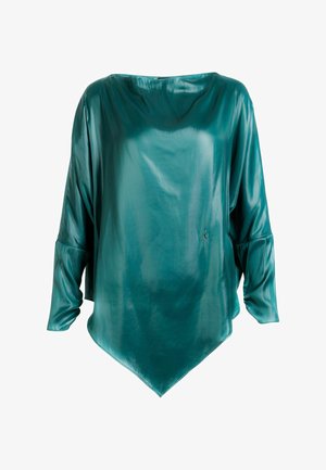 Sinine siidjanezest pikkade varrukatega pluus, lõdva lõikega, paadikaelusega ja asümmeetrilise terava äärega.