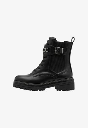 Zwarte enkelboots van glad leer, met een vetersluiting aan de voorkant, een elastische zijpaneel en een chunky lugsole met decoratieve metalen accenten.