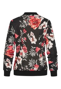 Veste bomber noire à fleurs avec des fleurs rouges et blanches et des feuilles vertes ; poignets et ourlet côtelés, manches longues et design décontracté.