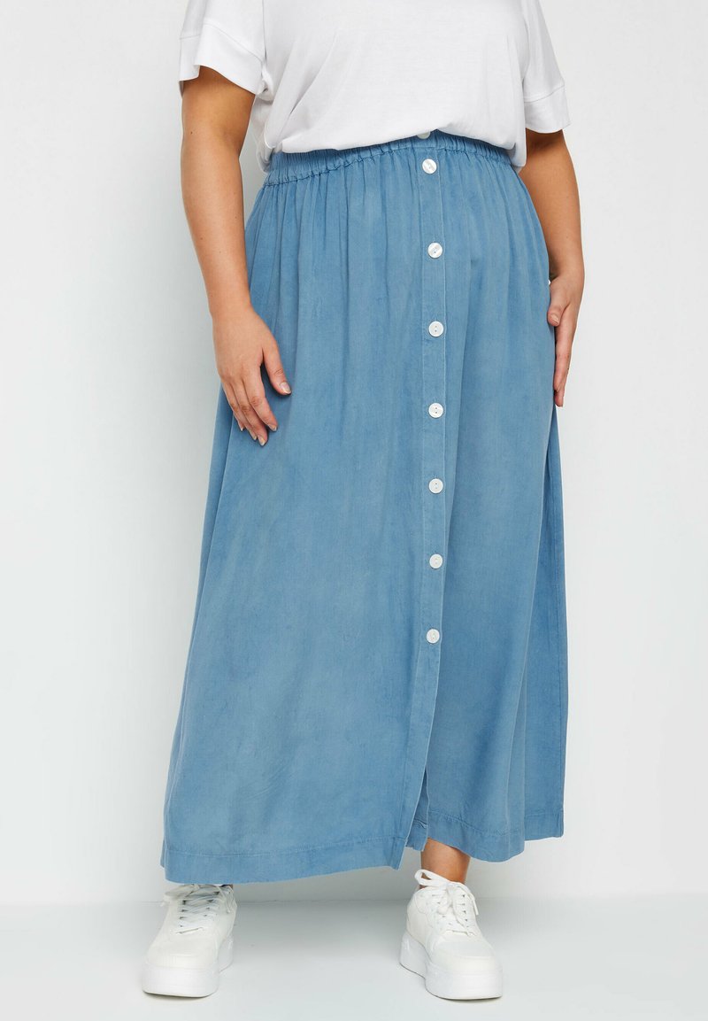 Gonna maxi azzurro chiaro realizzata in tessuto morbido, con vita elastica arricciata, lunghezza totale, chiusura frontale con bottoni e spacco laterale.
