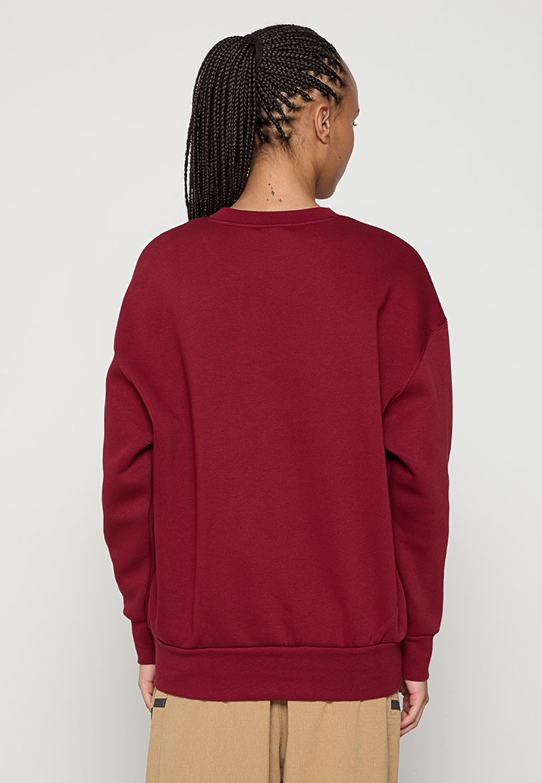Bordeauxfarbener Sweatshirt mit rundem Ausschnitt, langen Ärmeln und geripptem Saum und Bündchen, aus weichem, strukturiertem Stoff gefertigt.