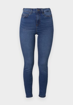 Jeans ajustados en denim azul oscuro, con una cintura de media altura, cinco bolsillos y costuras clásicas. Textura suave con ligero estiramiento.